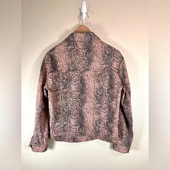 Free People Women’s snakeskin Printed Trucker
Denim Jacket - Picture 9 of 13